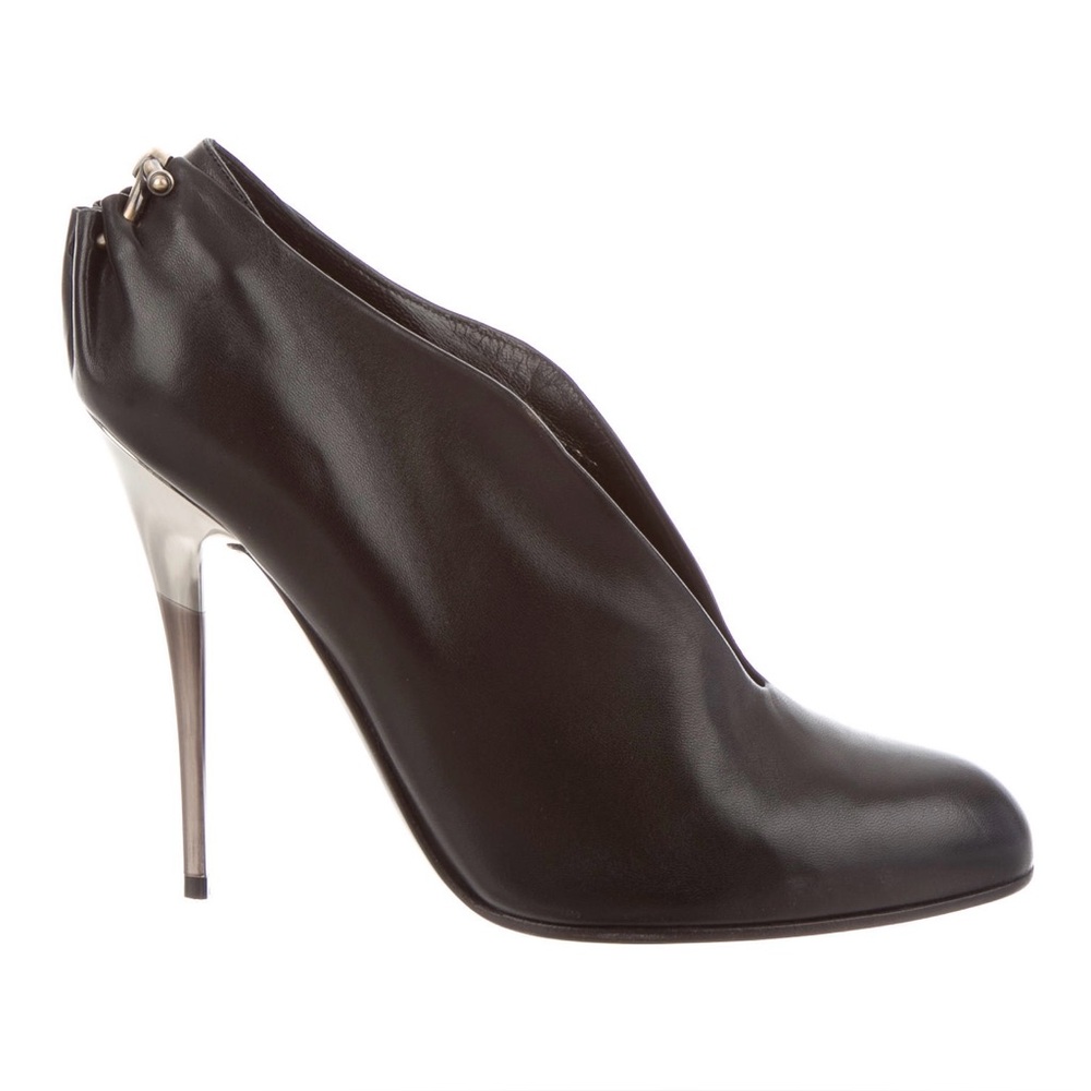 SALVATORE FERRAGAMO black LEATHER ROUND-TOE BOOTIES. Size 8